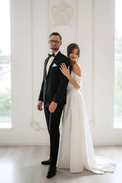 Γαμπρός Μαύρο Κοστούμι Παπιγιόν Και Νύφη Στενό Λευκό Φόρεμα Φωτεινό — Φωτογραφία Αρχείου