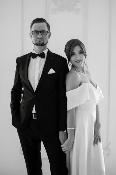 Bräutigam Schwarzen Anzug Mit Fliege Und Die Braut Engen Weißen — Stockfoto