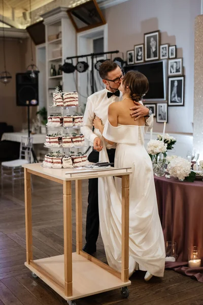 Newlyweds Happily Cut Laugh Taste Wedding Cake — Fotografia de Stock