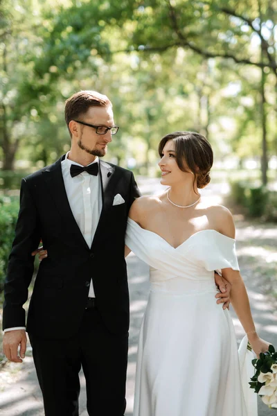 First Meeting Bride Groom Wedding Outfits Park — Φωτογραφία Αρχείου