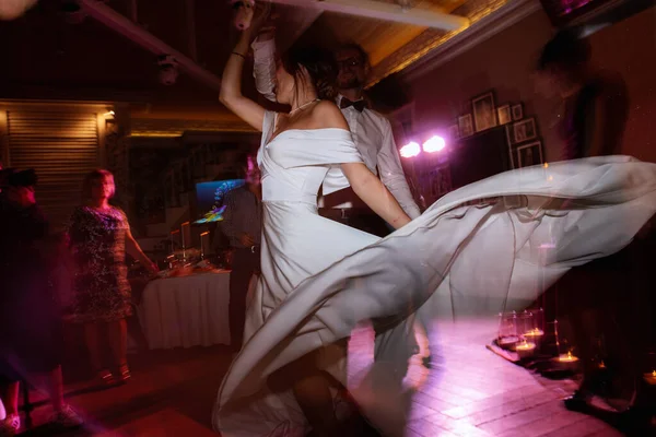 Primeira Dança Noiva Noivo Dentro Restaurante Com Fumaça Pesada — Fotografia de Stock
