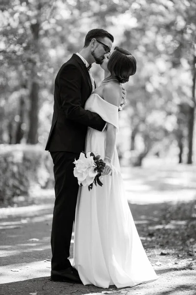 First Meeting Bride Groom Wedding Outfits Park — Stock fotografie