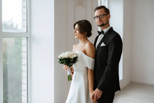 Novio Traje Negro Con Corbata Lazo Novia Vestido Blanco Apretado — Foto de Stock