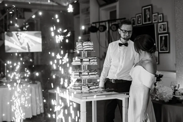 新婚旅行は喜んで結婚式のケーキを切って笑って味わう — ストック写真