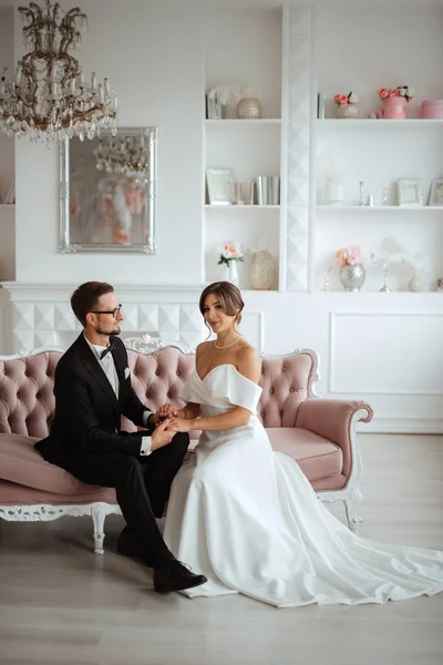 Brudgummen Svart Kostym Med Fluga Och Bruden Tajt Vit Klänning — Stockfoto
