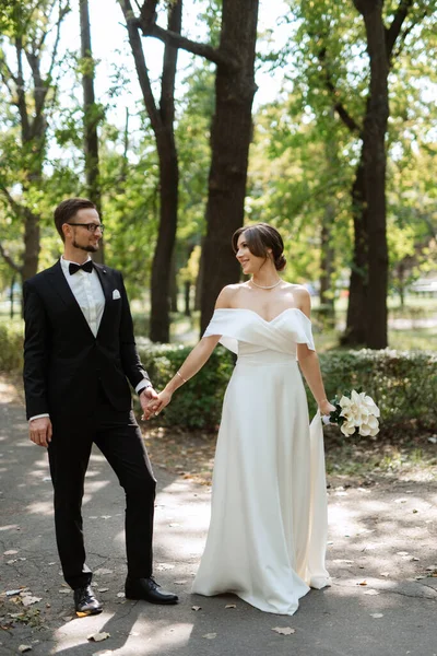 First Meeting Bride Groom Wedding Outfits Park — Fotografia de Stock