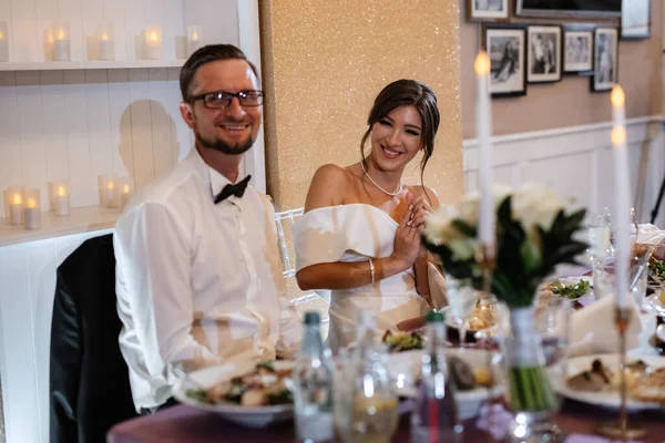 Retrato Dos Recém Casados Presidium Banquete Casamento — Fotografia de Stock