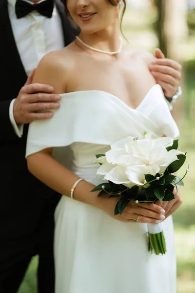 Eerste Ontmoeting Van Bruid Bruidegom Trouwkleding Het Park — Stockfoto