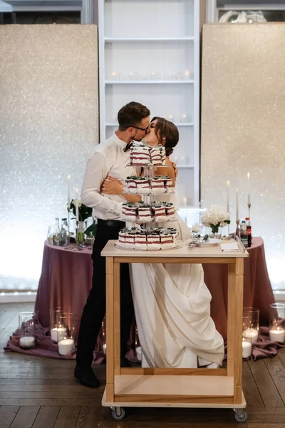 Newlyweds Happily Cut Laugh Taste Wedding Cake —  Fotos de Stock