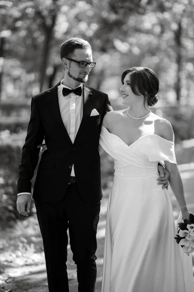 First Meeting Bride Groom Wedding Outfits Park — Stock fotografie