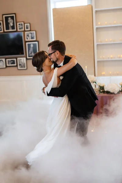 First Dance Bride Groom Restaurant Heavy Smoke — Fotografia de Stock