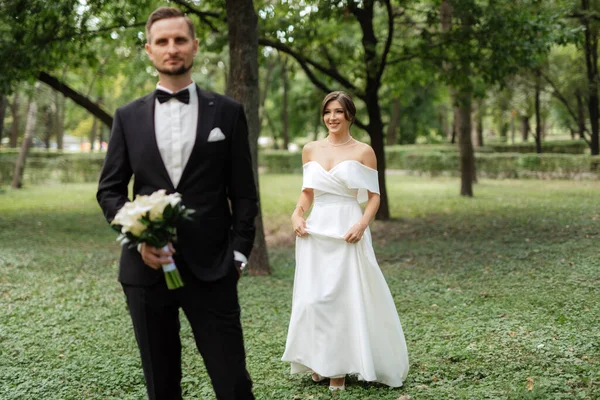 First Meeting Bride Groom Wedding Outfits Park —  Fotos de Stock