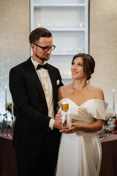 Överföring Bröllopsbrand Med Hjälp Ljus Från Mödrar Till Nygifta — Stockfoto