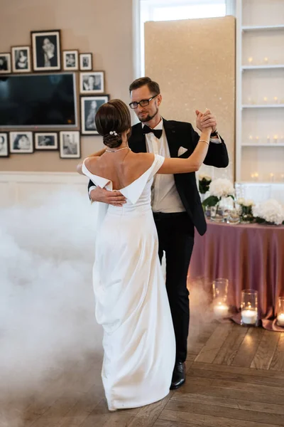Πρώτος Χορός Της Νύφης Και Του Γαμπρού Μέσα Ένα Εστιατόριο — Φωτογραφία Αρχείου