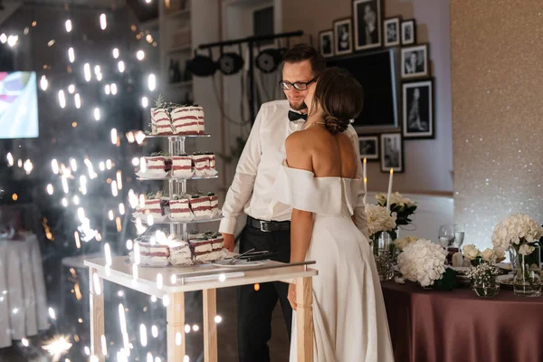 Newlyweds Happily Cut Laugh Taste Wedding Cake — Φωτογραφία Αρχείου