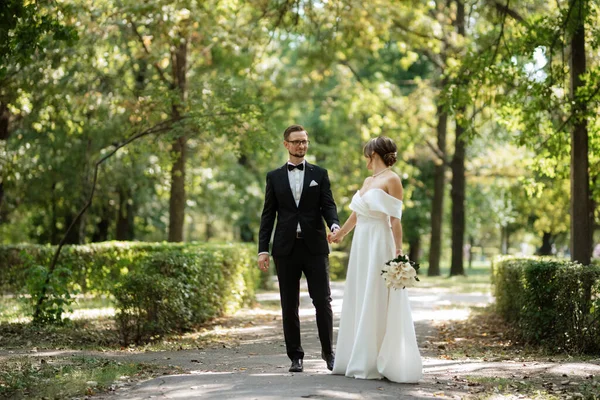 First Meeting Bride Groom Wedding Outfits Park —  Fotos de Stock