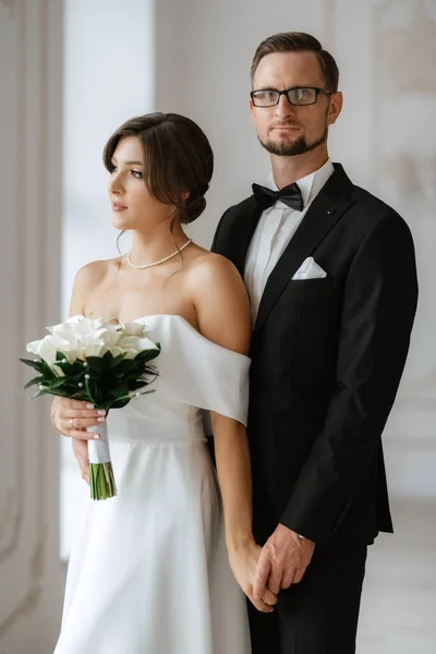 Γαμπρός Μαύρο Κοστούμι Παπιγιόν Και Νύφη Στενό Λευκό Φόρεμα Φωτεινό — Φωτογραφία Αρχείου