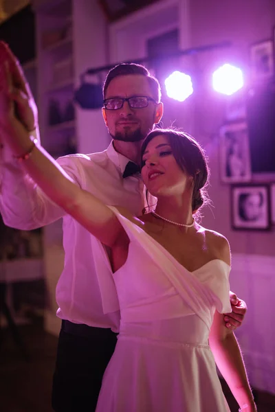 Prima Danza Degli Sposi All Interno Ristorante Con Fumo Intenso — Foto Stock