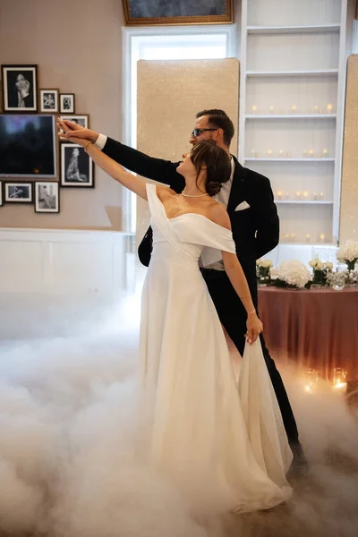 First Dance Bride Groom Restaurant Heavy Smoke — Zdjęcie stockowe