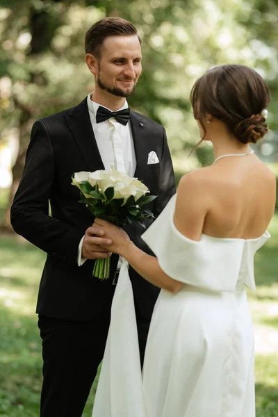 First Meeting Bride Groom Wedding Outfits Park — Φωτογραφία Αρχείου