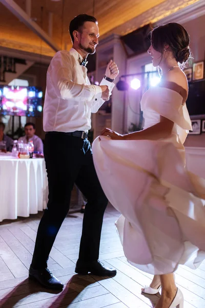 Primer Baile Novia Novio Dentro Restaurante Con Humo Pesado —  Fotos de Stock