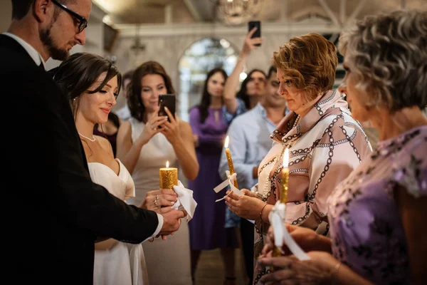 Annelerden Yeni Evlilere Mumların Yardımıyla Düğün Ateşinin Nakli — Stok fotoğraf