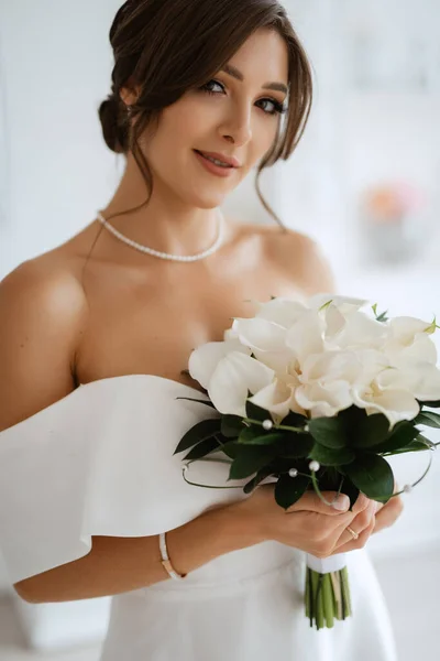 Noiva Morena Vestido Noiva Apertado Estúdio Brilhante Com Buquê — Fotografia de Stock