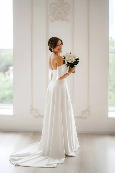 Brunette Bride Tight Wedding Dress Bright Studio Bouquet — Stock Photo, Image