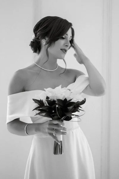 Brunette Bruid Een Strakke Bruiloft Jurk Een Heldere Studio Met — Stockfoto