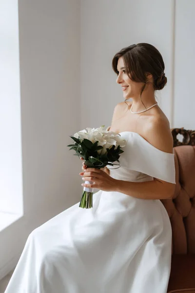 Brünette Braut Einem Engen Hochzeitskleid Einem Hellen Studio Mit Einem — Stockfoto
