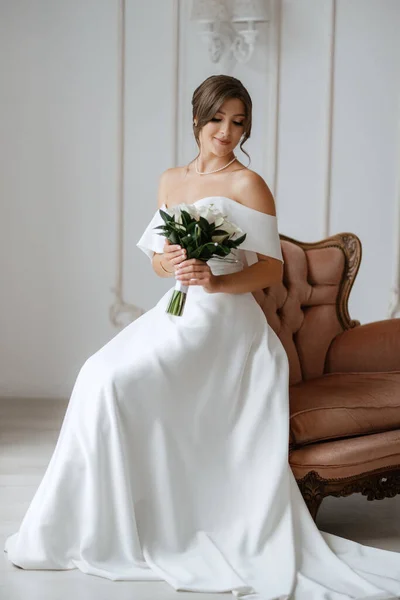 Brünette Braut Einem Engen Hochzeitskleid Einem Hellen Studio Mit Einem — Stockfoto