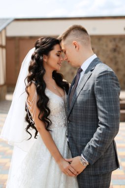 Gelin ve damadın Avrupa 'daki bir otelin avlusunda ilk buluşması.