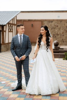 Gelin ve damadın Avrupa 'daki bir otelin avlusunda ilk buluşması.