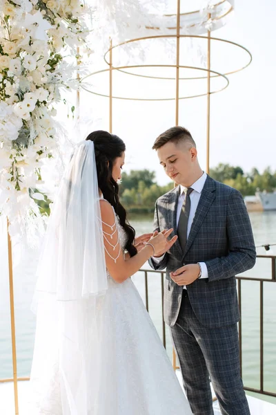 Wedding Ceremony Newlyweds Pier Restaurant — Stockfoto