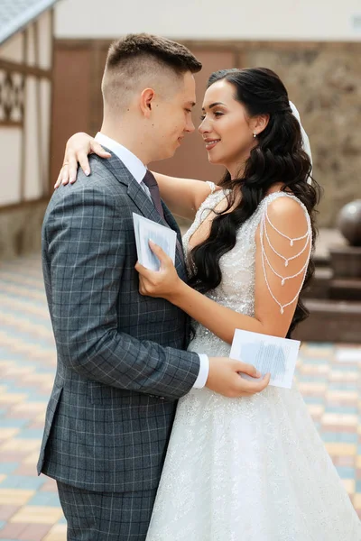 Menyasszony Vőlegény Első Találkozója Egy Európai Szálloda Udvarán — Stock Fotó