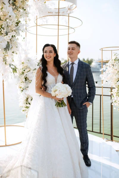 Wedding Ceremony Newlyweds Pier Restaurant — Stock Photo, Image