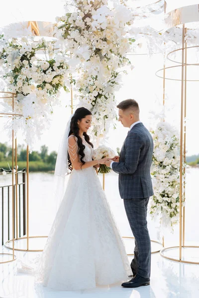 Wedding Ceremony Newlyweds Pier Restaurant — Stock Photo, Image