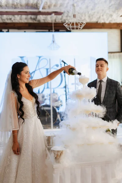 Jeunes Mariés Lors Banquet Verser Champagne Dans Tas Verres Pour — Photo
