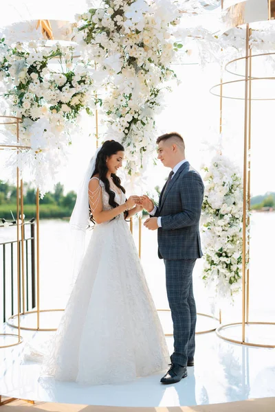 Wedding Ceremony Newlyweds Pier Restaurant —  Fotos de Stock