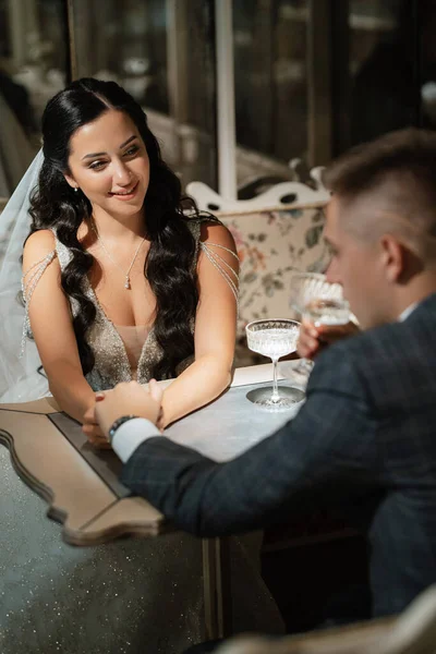 Braut Und Bräutigam Einer Cocktailbar Hellem Ambiente Bei Einem Glas — Stockfoto