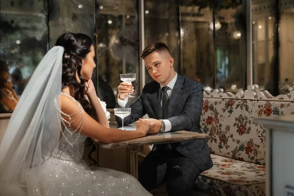 Bruid Bruidegom Een Cocktailbar Een Heldere Sfeer Met Een Glas — Stockfoto