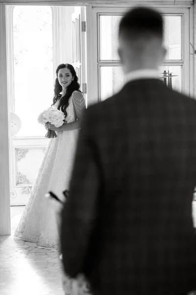Menyasszony Vőlegény Egy Koktél Bár Belsejében Fényes Légkörben Egy Pohár — Stock Fotó