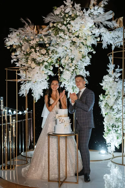 Newlyweds Happily Cut Laugh Taste Wedding Cake — Stock fotografie