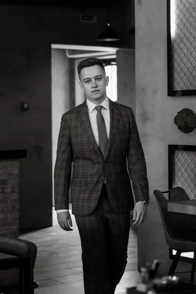 Porträt Eines Bräutigams Grau Karierten Anzug Mit Krawatte Hochzeitstag Einer — Stockfoto