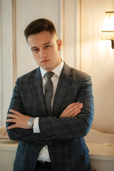 Porträt Eines Bräutigams Grau Karierten Anzug Mit Krawatte Einer Lichtleiste — Stockfoto