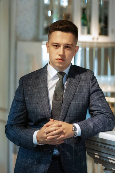 Porträt Eines Bräutigams Grau Karierten Anzug Mit Krawatte Einer Lichtleiste — Stockfoto