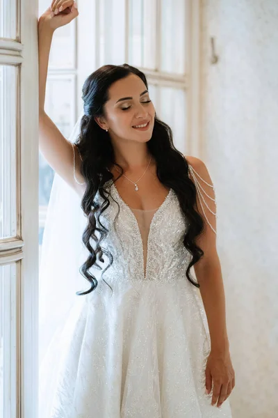 Portret Panny Młodej Białej Sukience Jasnej Kawiarni Lustrami — Zdjęcie stockowe