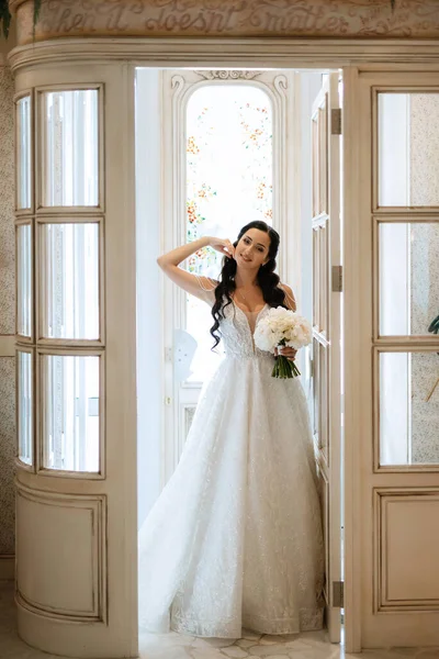 Πορτρέτο Νύφης Λευκό Φόρεμα Φωτεινό Καφενείο Καθρέφτες — Φωτογραφία Αρχείου