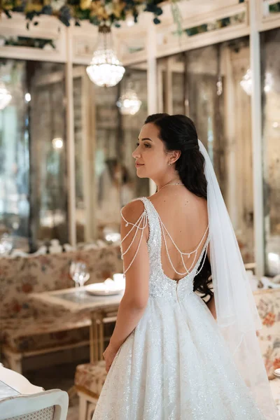 Parlak Bir Kafede Aynalı Beyaz Elbiseli Bir Gelinin Portresi — Stok fotoğraf