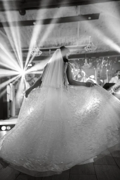 煙の多い店内初のダンス花嫁 — ストック写真